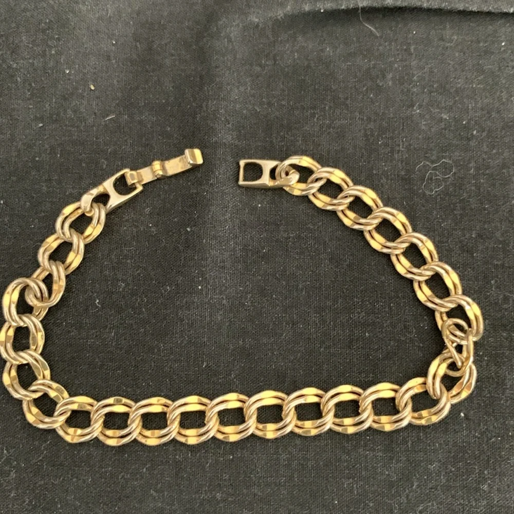 4 bracelets - Picture 3 of 5